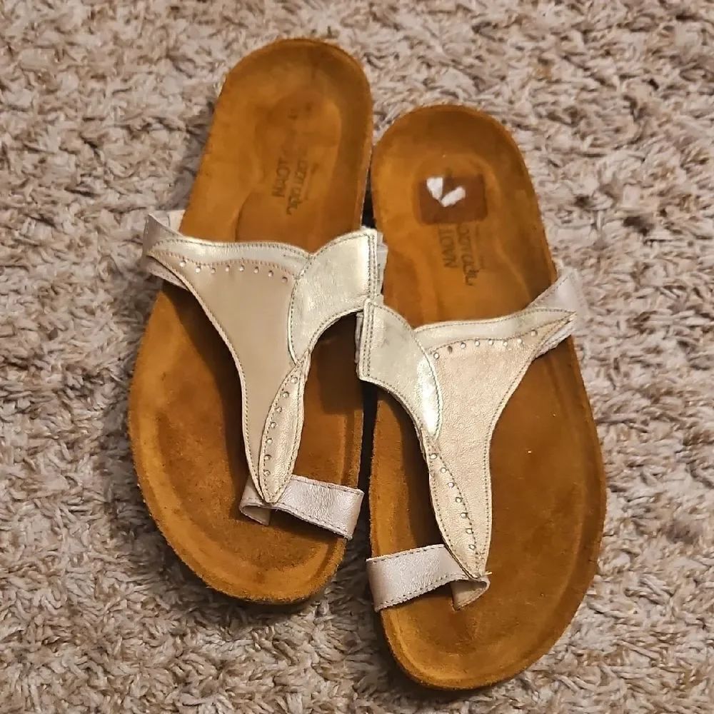 Naot Metallic Leather Sandals Size 41 | Rhinestone Detail | Comfort Footbed